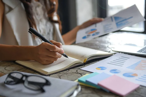 Führungsfrauen Prüfen Daten Aus Diagrammen Und Machen Notizen Sie Hält — Stockfoto