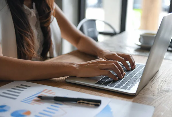 Weibliche Führungskräfte Nutzen Laptops Auf Dem Schreibtisch Büro — Stockfoto