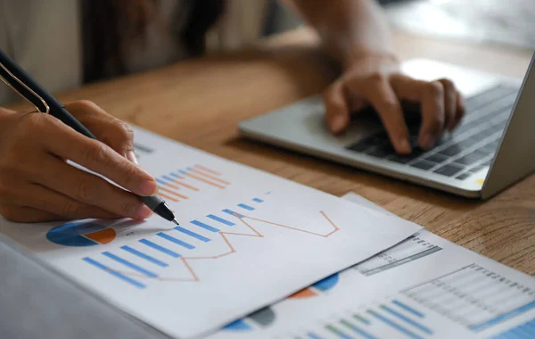 Γυναίκες Επιχειρηματίες Δείχνουν Στυλό Στο Γράφημα Δεδομένων Και Χρησιμοποιούν Φορητό — Φωτογραφία Αρχείου