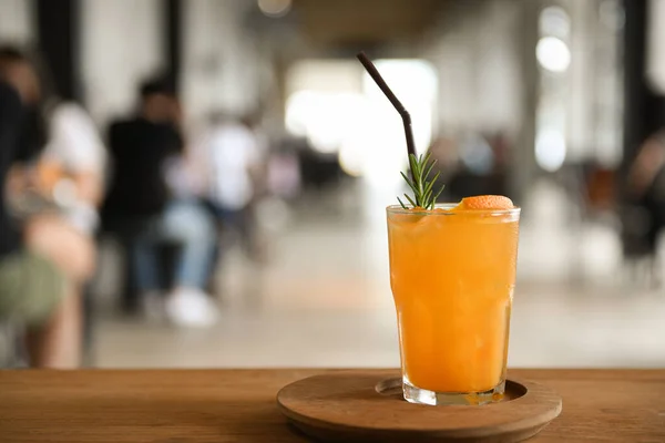 Glas Orangensaft Auf Einem Holztablett Auf Einem Tisch Café Verschwommener — Stockfoto