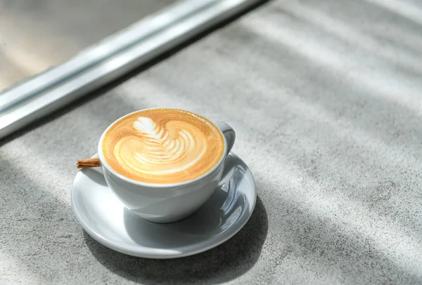 Καφές Latte Καρδιά Ένα Τσιμεντένιο Πάτωμα Φυσικό Φως Από Παράθυρο — Φωτογραφία Αρχείου