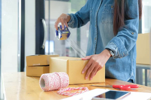 Nastolatki Pakują Produkty Pudełka Wykorzystują Przejrzystą Taśmę Samoprzylepną Dostarczania Klientom — Zdjęcie stockowe