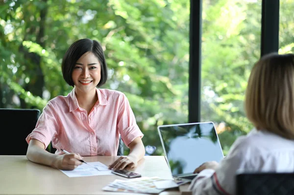 Νέα Νεαρή Επιχειρηματίας Που Κάθεται Ένα Γραφείο Αναζητούν Και Χαμογελαστοί — Φωτογραφία Αρχείου