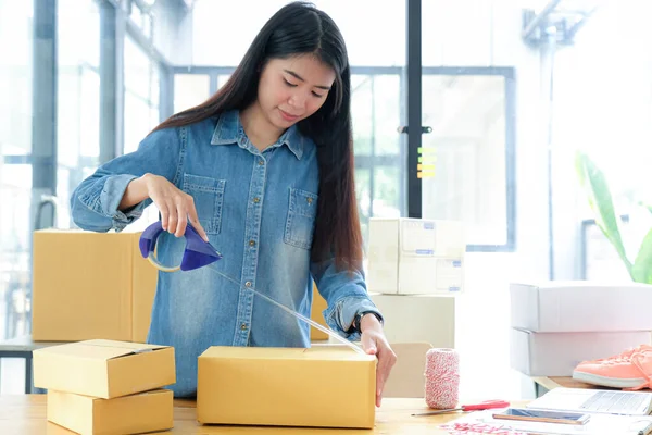 Nastolatki Pakują Produkty Pudełka Wykorzystują Przejrzystą Taśmę Samoprzylepną Dostarczania Klientom — Zdjęcie stockowe