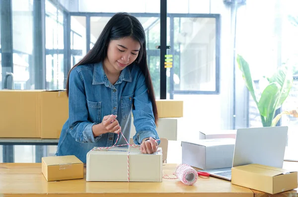 Nastolatki Pakują Produkty Pudełka Pomocą Liny Dostarczają Klientom — Zdjęcie stockowe
