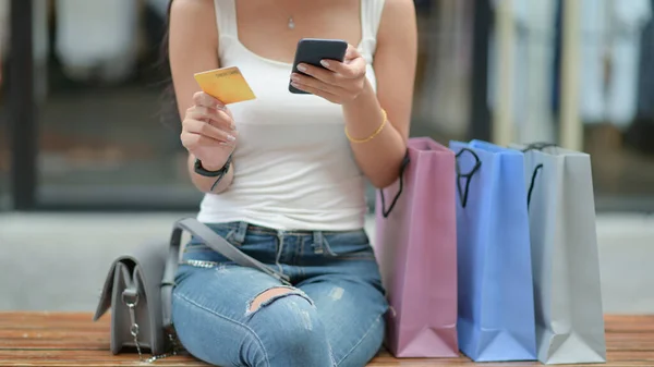 Shopper Fille Tenir Les Cartes Crédit Smartphone Main Avec Sac — Photo