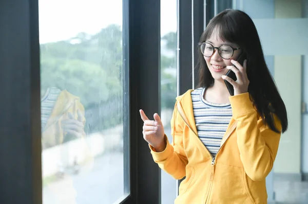 Ázsiai Lány Diák Felhívta Barátját Ablakban Készülni Egyetemi Felvételi Vizsga — Stock Fotó