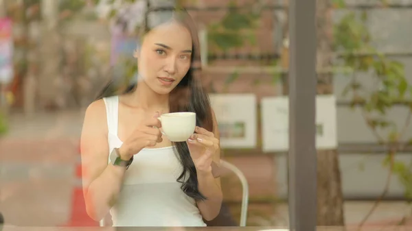 Asiatique Adolescent Fille Tient Une Tasse Café Dans Café Regarder — Photo