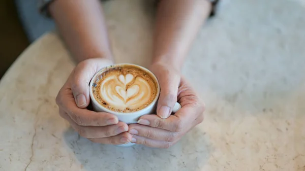 Кофе Молоком Текстура Сердца Руке — стоковое фото