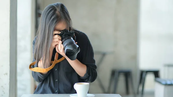 Asiatiske Kvindelige Turister Tager Kaffe Fotos Ferie Rejse Koncept - Stock-foto