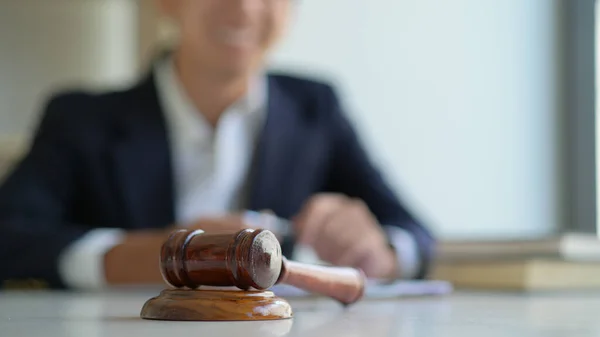 Conceito Justiça Hammer Advogado Estão Dando Aconselhamento Jurídico — Fotografia de Stock