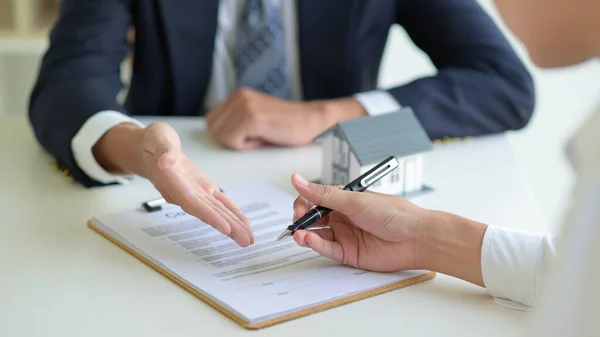 Pialang Rumah Merekomendasikan Klien Untuk Menandatangani Kontrak Konsep Real Estate — Stok Foto