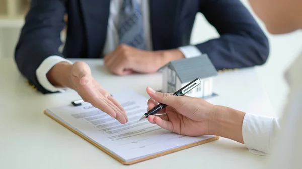 Der Hausmakler Empfiehlt Dem Kunden Den Vertrag Unterschreiben Immobilienkonzept — Stockfoto