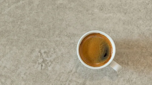 Americano Kaffee Einem Weißen Glas Auf Einem Betonboden — Stockfoto