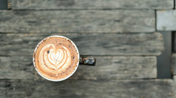 Kawa Latte Serca Tekstury Drewnianej Podłodze — Zdjęcie stockowe
