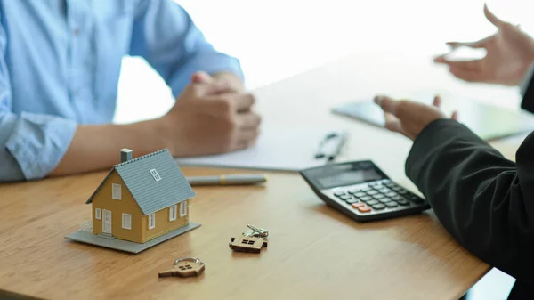 Försäkringsmäklare Inför Fastighetsförsäkringsprogram För Kunder — Stockfoto