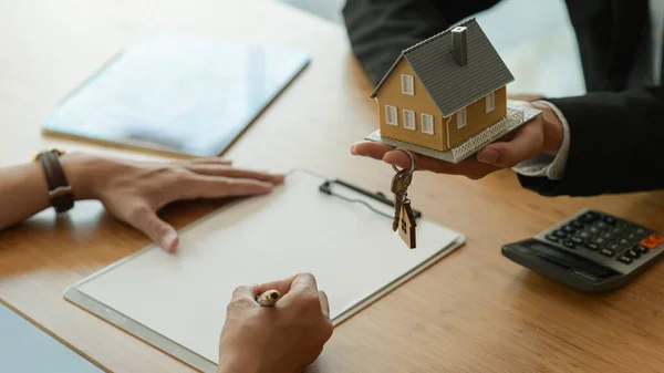 House Broker Introducing Client Sign Purchase Contract — Stock Photo, Image