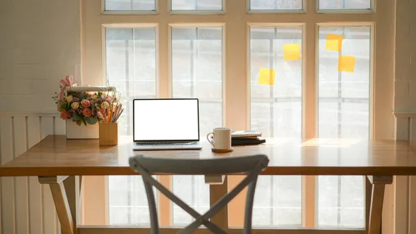 Schnappschuss Eines Klassischen Arbeitsplatzes Mit Laptop Kaffeetasse Und Schreibtisch Auf — Stockfoto