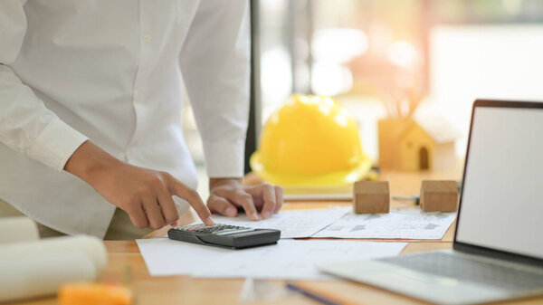 Архитекторы используют калькуляторы для проектирования планов домов для новых проектов
.