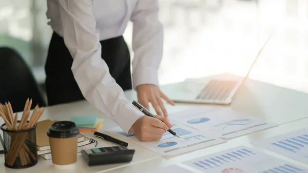 Auditor Está Analizando Gráfico Datos Organización Una Oficina Moderna —  Fotos de Stock