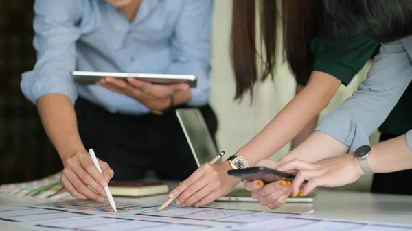 Equipo Está Diseñando Una Aplicación Para Teléfonos Inteligentes Con Ordenador — Foto de Stock