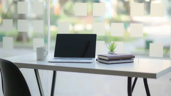 Moderno Lugar Trabajo Contemporáneo Con Ordenador Portátil Suministros Oficina — Foto de Stock