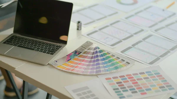 Laptoper Med Fargekart Utstyr Skrivebordet Teamet Til Designe Apper Moderne – stockfoto