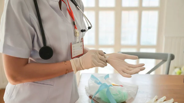 간호사가 총상을 일하는 코로나 바이러스를 보호하기 장갑을 — 스톡 사진