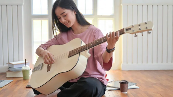 Colpo Ritagliato Una Ragazza Adolescente Che Suona Chitarra Mentre Sta — Foto Stock