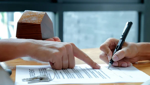 Nahaufnahme Des Hausmaklers Zeigte Auf Die Handschriftlichen Dokumente Dass Kunden — Stockfoto