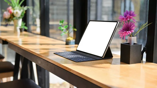 Beskuren Bild Laptop Med Bärbara Datorer Och Stationära Ett Träbord — Stockfoto