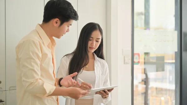 若い男性と女性のショットを見つけると彼らの結婚式を計画するためにタブレットを使用 — ストック写真