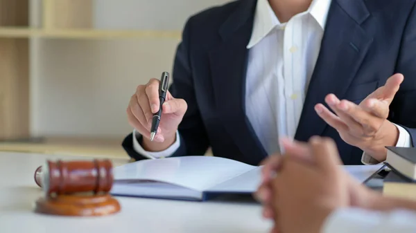 Tiro Recortado Advogados Dar Conselhos Aos Clientes Escritório Advocacia — Fotografia de Stock