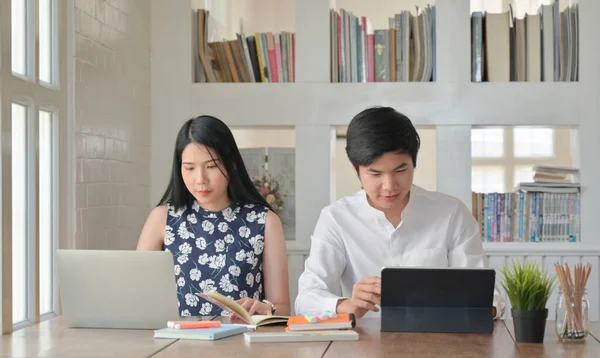 女性と男性の学生は自宅で夏をオンラインで勉強するためにノートパソコンを使用しています 自宅で仕事 自宅から仕事 — ストック写真