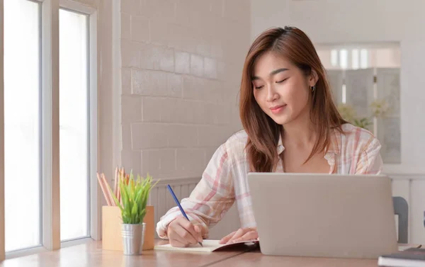 Genç Kız Öğrenci Evde Dizüstü Bilgisayarla Notlar Alıyor Evde Çalışıyor — Stok fotoğraf