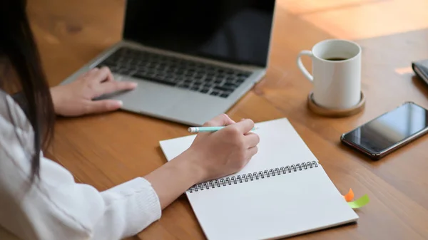 Una Joven Está Usando Portátil Escribiendo Informe Trabaja Desde Casa — Foto de Stock