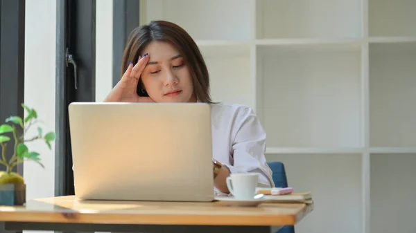 Een Jonge Vrouw Gebruikt Een Laptop Voor Het Werk Werkt — Stockfoto
