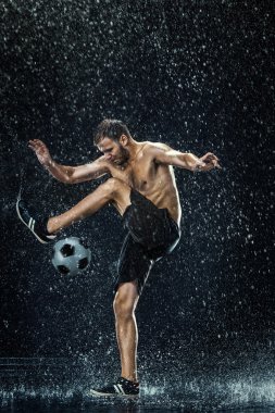 Futbolcu su altında çevresinde su damlaları