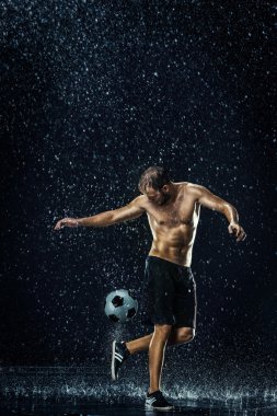 Futbolcu su altında çevresinde su damlaları