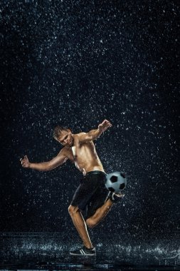 Futbolcu su altında çevresinde su damlaları