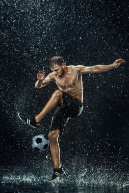 Futbolcu su altında çevresinde su damlaları
