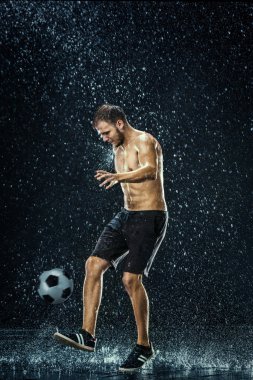 Futbolcu su altında çevresinde su damlaları