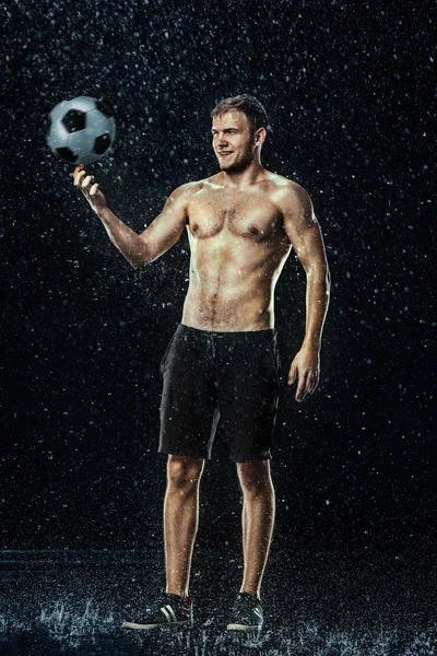 Waterdruppels rond voetballer onder water — Stockfoto