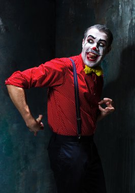 Korkunç palyaço ve Halloween Tema: Çılgın Palyaço bir gömlek askısı ile