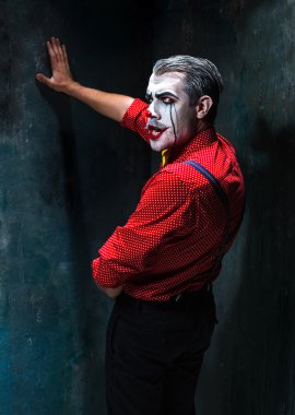Korkunç palyaço ve Halloween Tema: Çılgın Palyaço bir gömlek askısı ile