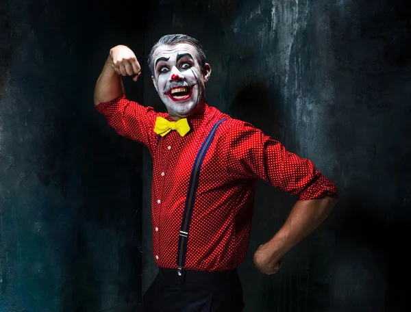 Terribile clown e tema Halloween: clown rosso pazzo in camicia con bretelle — Foto Stock