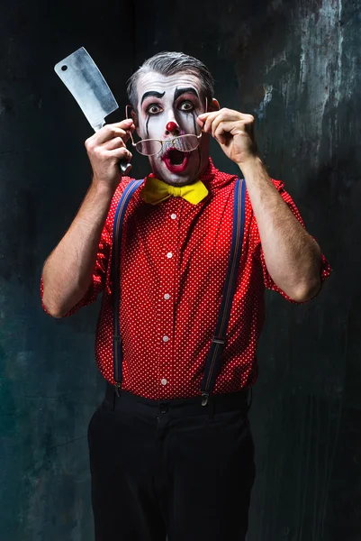 Страшный клоун, держащий нож на прицеле. Концепция Хэллоуина — стоковое фото