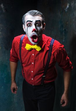 Korkunç palyaço ve Halloween Tema: Çılgın Palyaço bir gömlek askısı ile