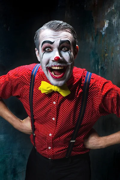 Palhaço terrível e tema de Halloween: Palhaço vermelho louco em uma camisa com suspensórios — Fotografia de Stock