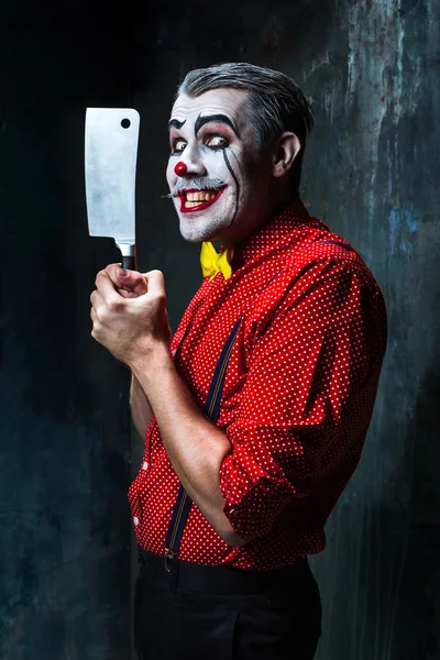 De enge clown een mes bedrijf op dack. Halloween concept — Stockfoto